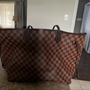 I am selling a Louis Vuitton handbag. It is The Neverfull GM.